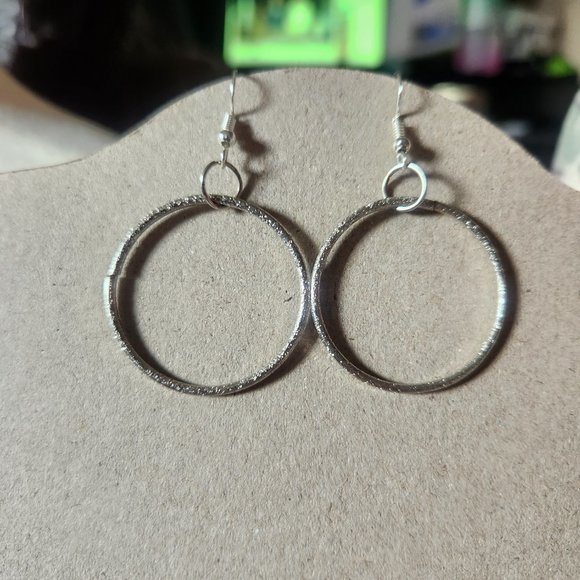 1.5" Silver Tone Hook Hoop Dangle Earrings Artisan NWT Tony Alexander Jewelry - Picture 2 of 3